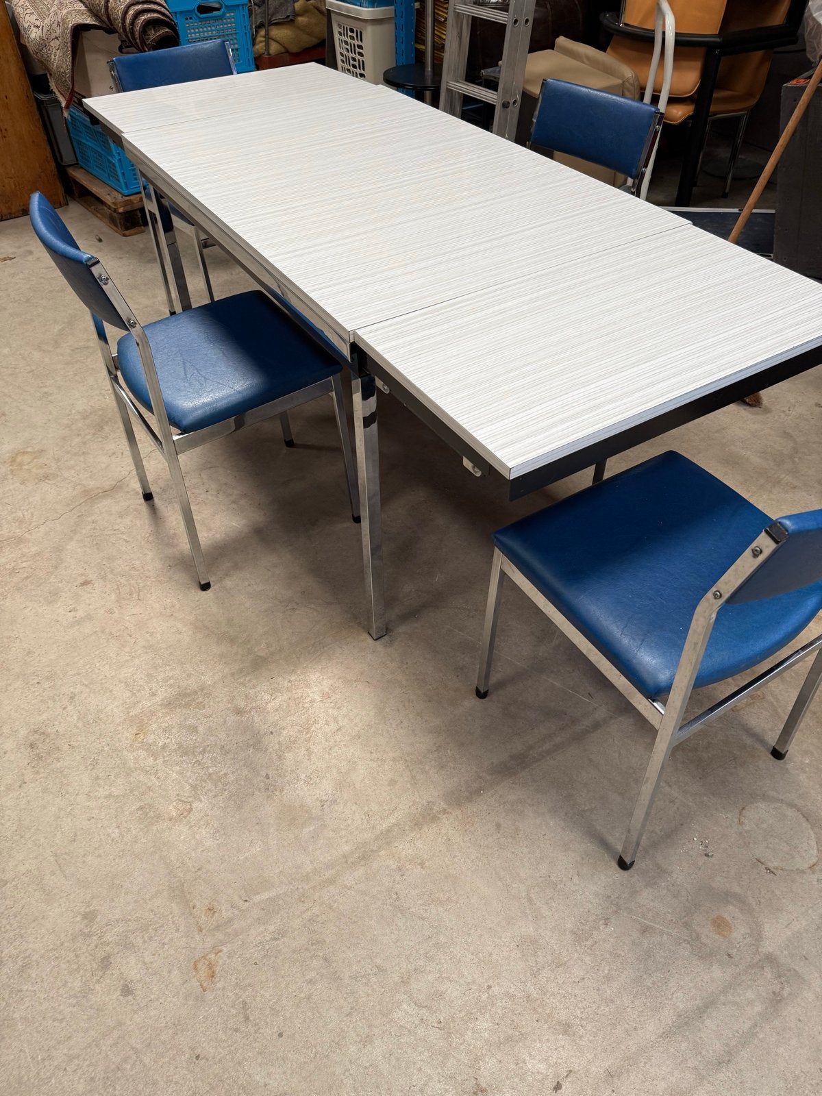 Vintage eettafel met 4 stoelen - Tavo, Made in Belgium, Ophalen, ., ., 50 tot 100 cm