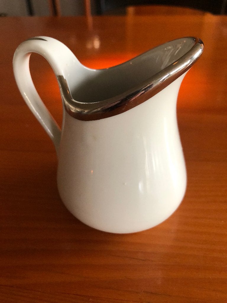 PILLIVUYT melkkannetje Wit met zilver, Overige typen, Ophalen of Verzenden, Zo goed als nieuw, Overige stijlen