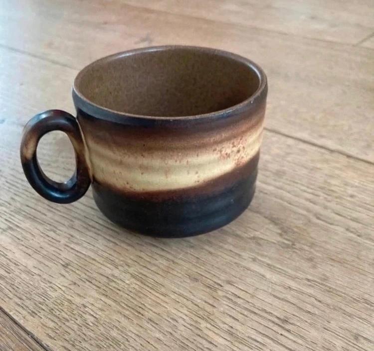 Vintage retro mok beker bruin beige keramiek, Ophalen of Verzenden