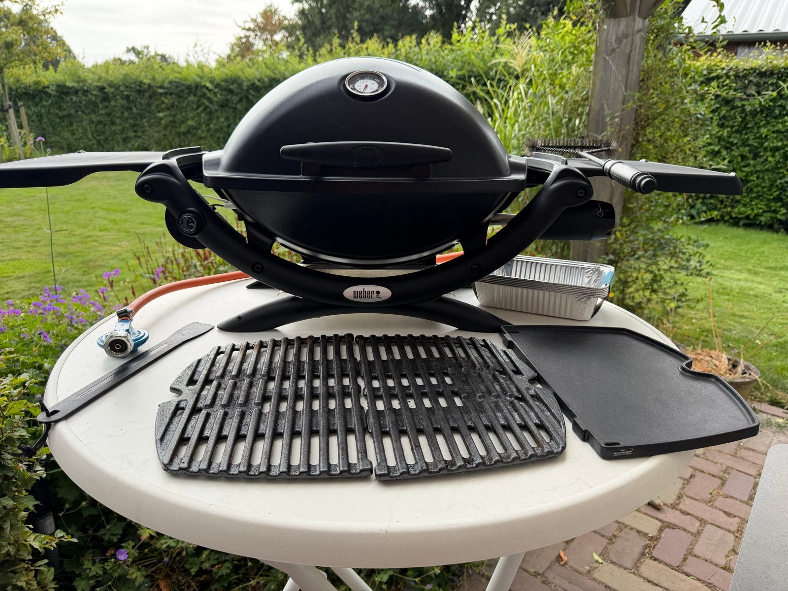 Weber Q1200 gas BBQ met hoes en extra grillplaat, 2 jr oud, Ophalen, Zo goed als nieuw