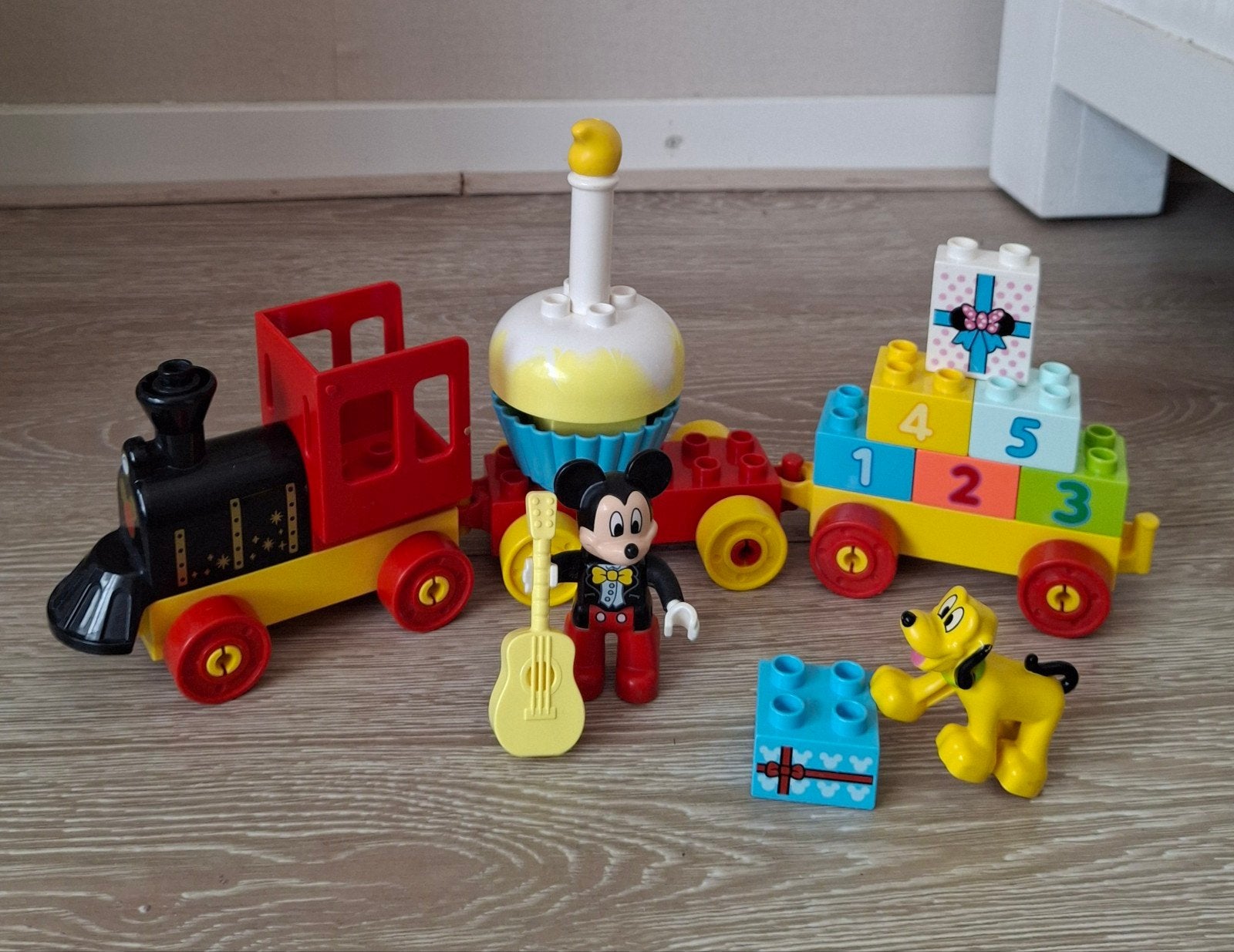 Mickey mouse en pluto bij verjaardag trein, Ophalen of Verzenden, Zo goed als nieuw, Duplo