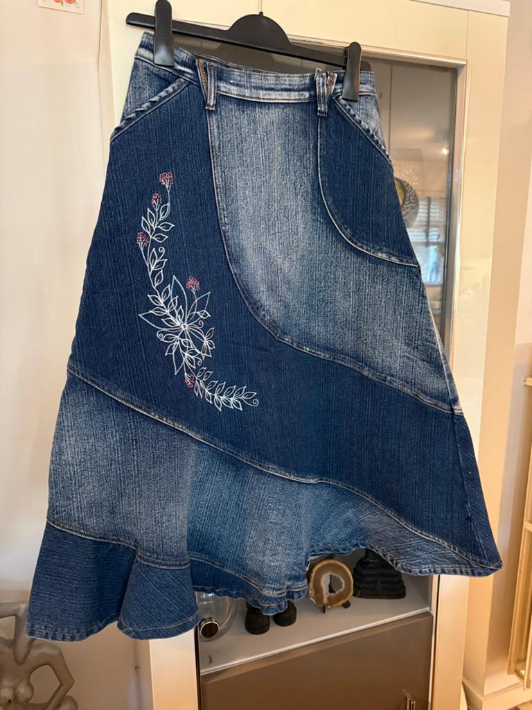 Denim spijkerrok met bloemenborduursel - Maat M, Kleding | Dames, Rokken, Maat 38/40 (M), Blauw, Ophalen of Verzenden, Zo goed als nieuw