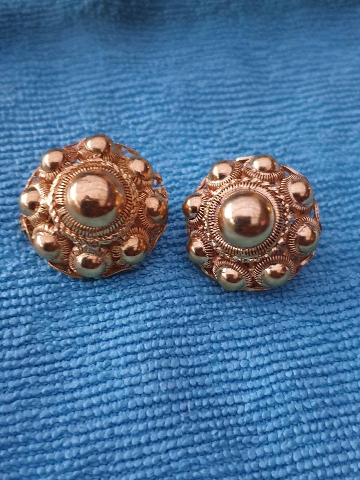 2x 14 kt gouden Zeeuwse knop broche. (Z1), Ophalen of Verzenden, Goud, Broche