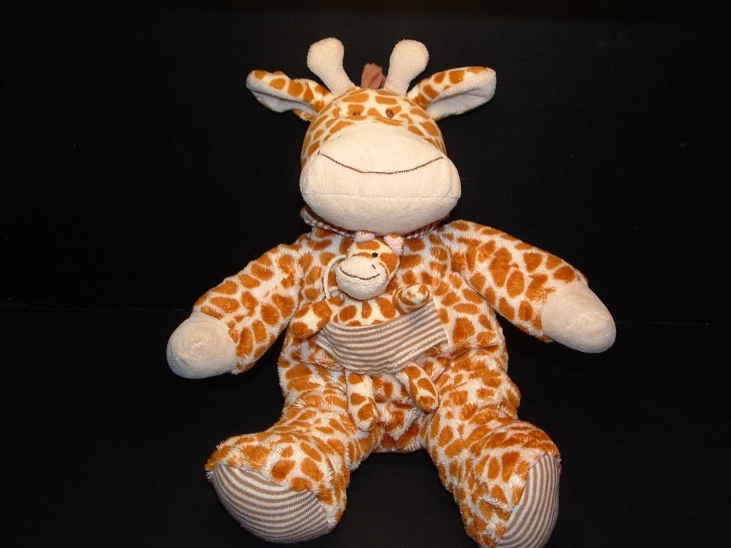 NICOTOY GIRAFFE MET KLEINTJE VELOURS ROOMWIT MET, Ophalen of Verzenden, Nieuw, Overige typen
