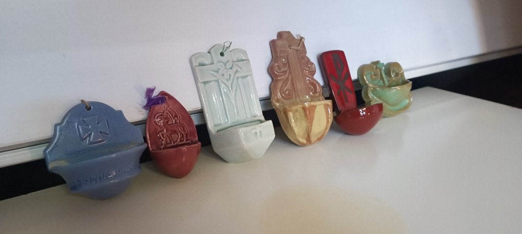 keramieken wijwaterbakjes met decoratieve reliëf, Verzamelen, Ophalen of Verzenden, Zo goed als nieuw, Beeld(je)