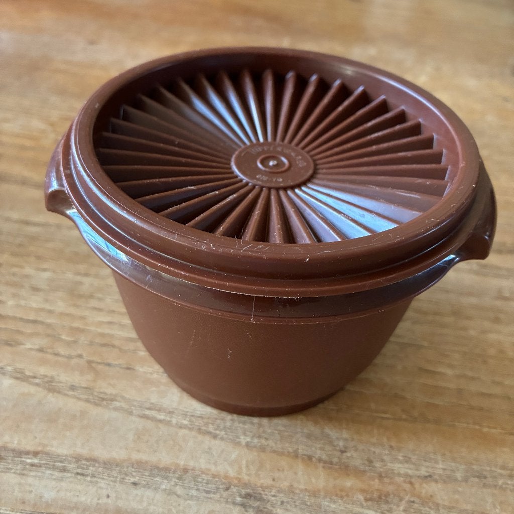 Vintage Tupperware bruin bewaardoos zonnedeksel Ø13cm, Gebruikt, Ophalen of Verzenden, Met deksel, Bewaardoos