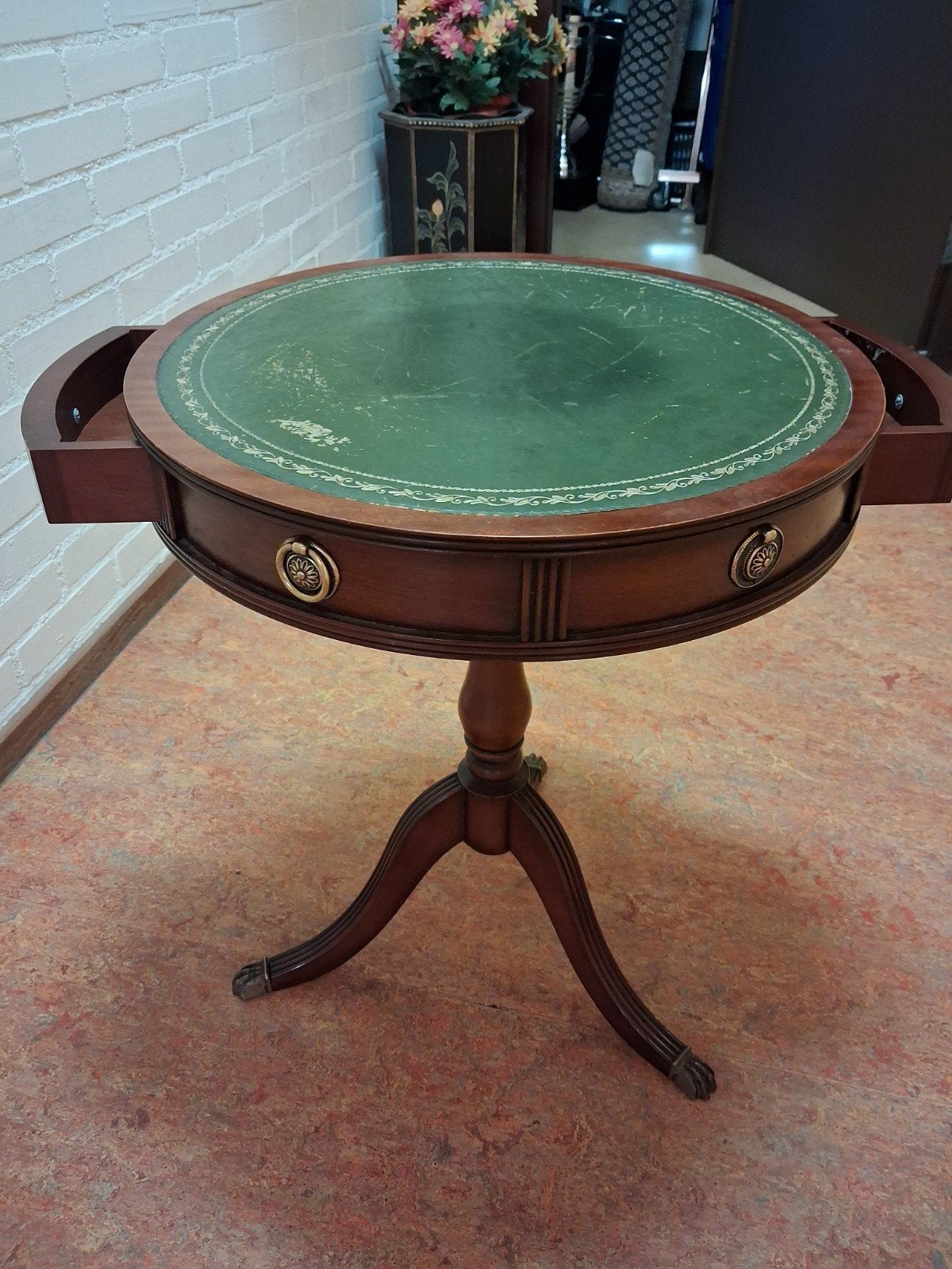 Antieke ronde bijzettafel met groen lederen blad, Ophalen