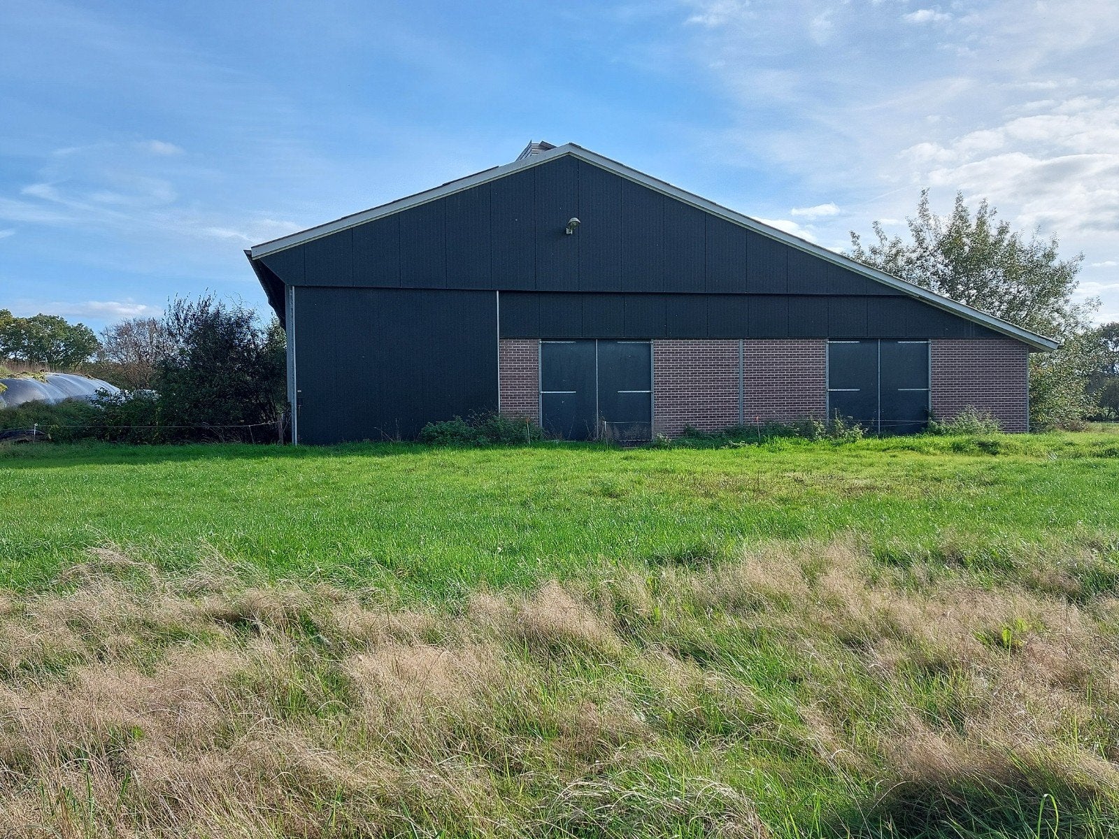 Ruime ligboxenstal (20x40m) uit 2013, nokhoogte 8m, Ophalen of Verzenden