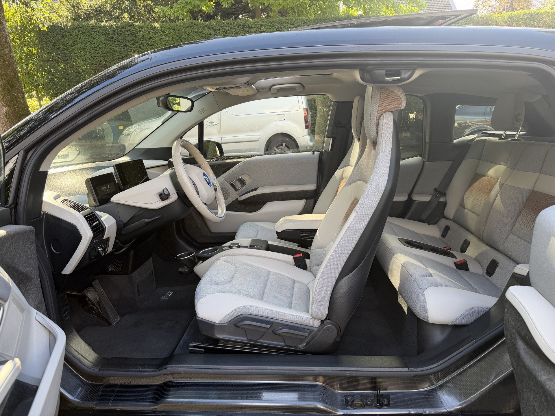 BMW i3 S Business Edition 120Ah 42 kWh Panoramadak Warmtepom, Automaat, Achterwielaandrijving, Beige, 4 stoelen