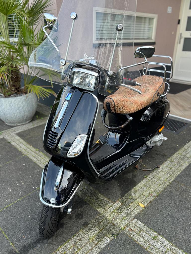 Zwarte Vespa scooter van Piaggio te koop., Fietsen en Brommers, Scooters | Vespa, Vespa S, Ophalen of Verzenden, Zo goed als nieuw