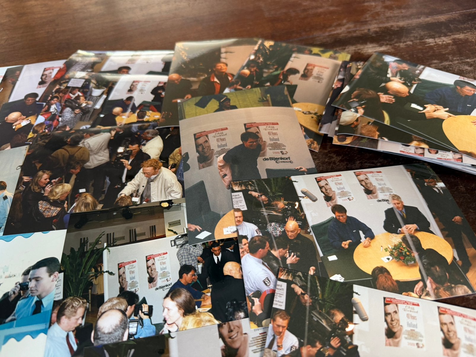 100 foto's Cliff Richard signeersessie Bijenkorf Amsterdam, Verzamelen, Gebruikt, 1980 tot heden, Foto, Ophalen of Verzenden