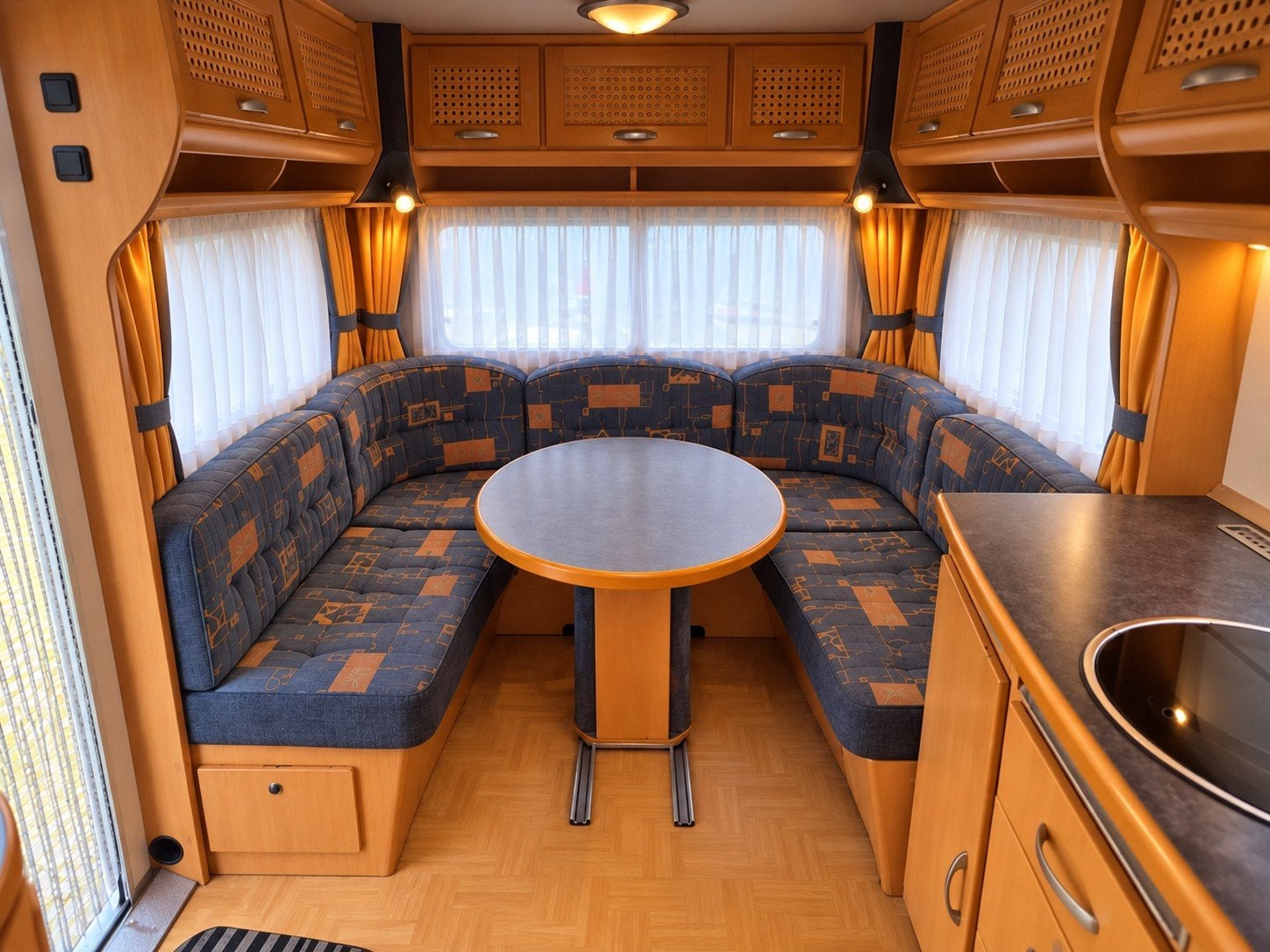 LUXE en zeer COMPLETE 4-persoons lmc dominant met voortent, Rondzit, 6 tot 7 meter, LMC en Münsterland, Luifel