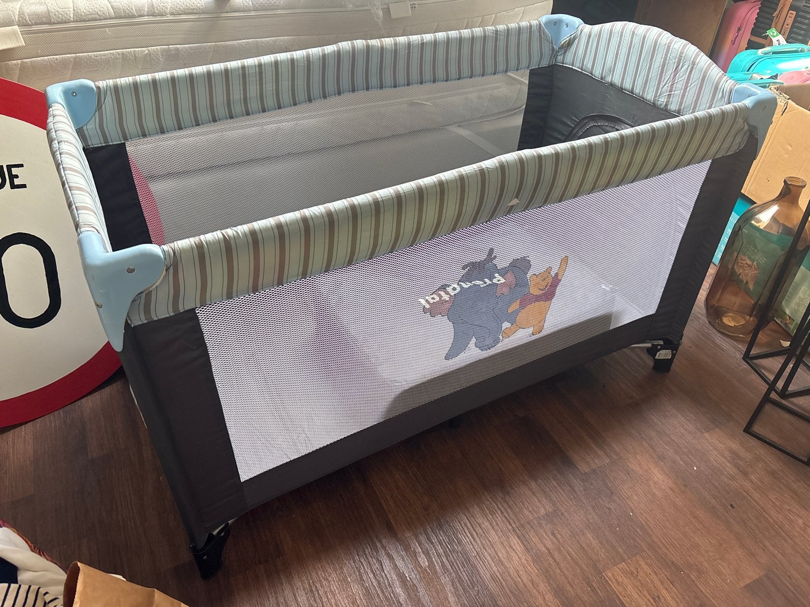 Disney campingbedje met matrasje - Winnie de Poeh, Huis en Inrichting, Gebruikt, Stof, Overige kleuren, Eenpersoons