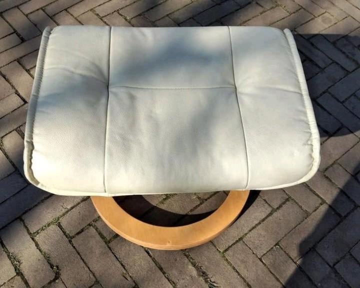 Voetenbankje / Hocker - Wit leer met houten onderstel, Gebruikt, Modern, Scandinavisch, 50 tot 75 cm, Ophalen of Verzenden