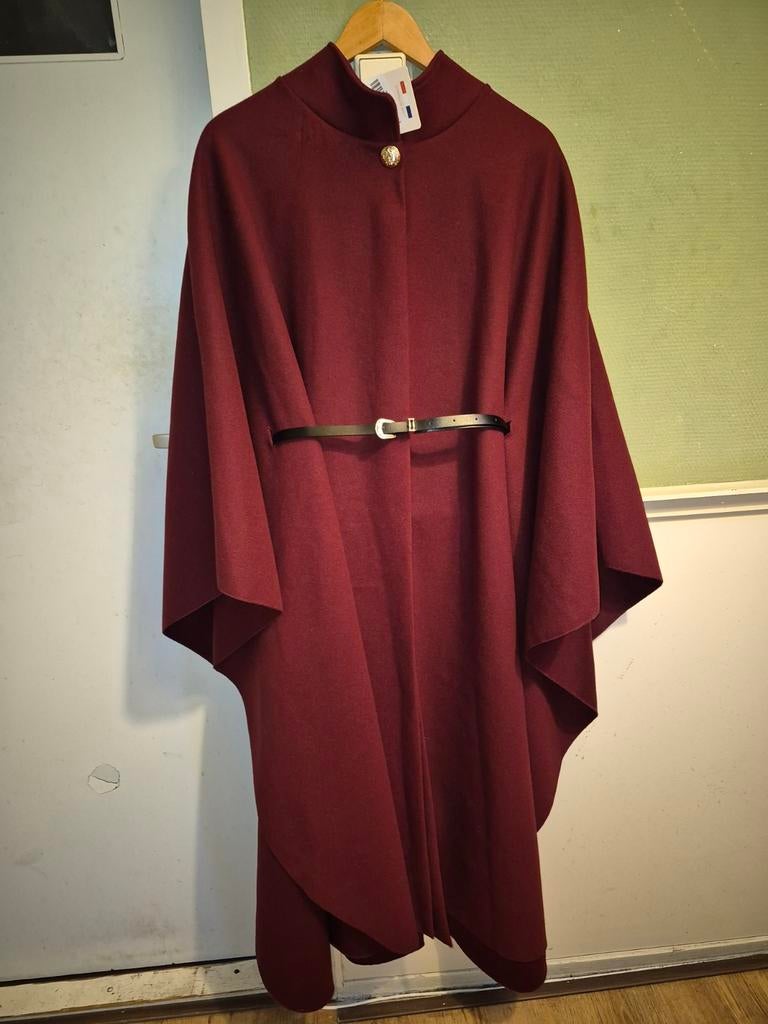 Mooie nieuwe bordeauxrode cape jas, Ophalen of Verzenden, Nieuw, Maat 38/40 (M), Overige kleuren