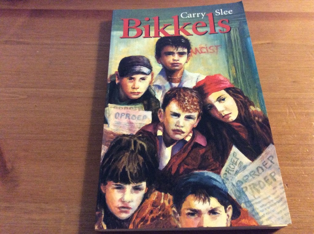 Bikkels, Carry Slee. (kinderboekenweek geschenk 1999) zgan, Ophalen of Verzenden, Zo goed als nieuw, Carry Slee, Fictie