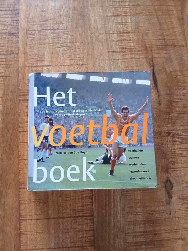 N. Holt - Het Voetbalboek, Boeken, Sportboeken, Verzenden, Zo goed als nieuw, Balsport, N. Holt; G. Lloyd; M. Gonnella
