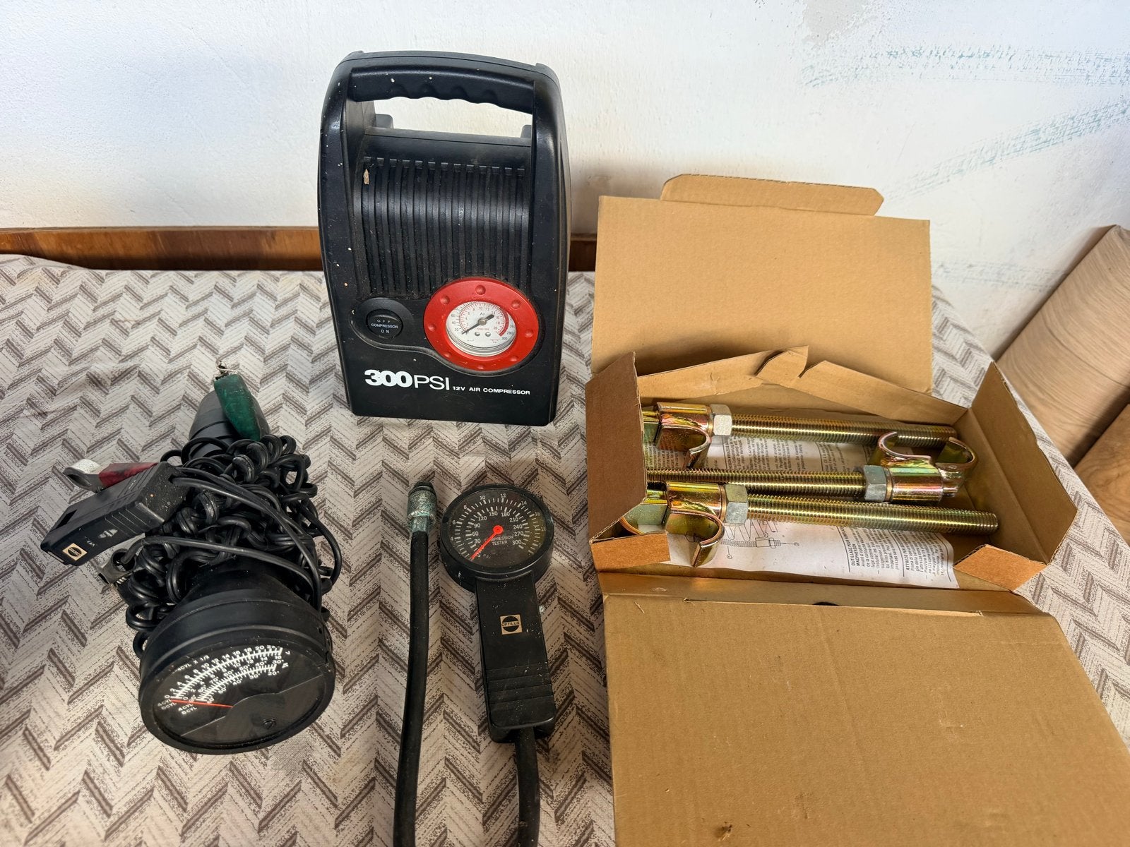 Draagbare 12V Luchtcompressor met Manometer, Doe-het-zelf en Verbouw, Gebruikt, Ophalen of Verzenden, Minder dan 200 liter/min