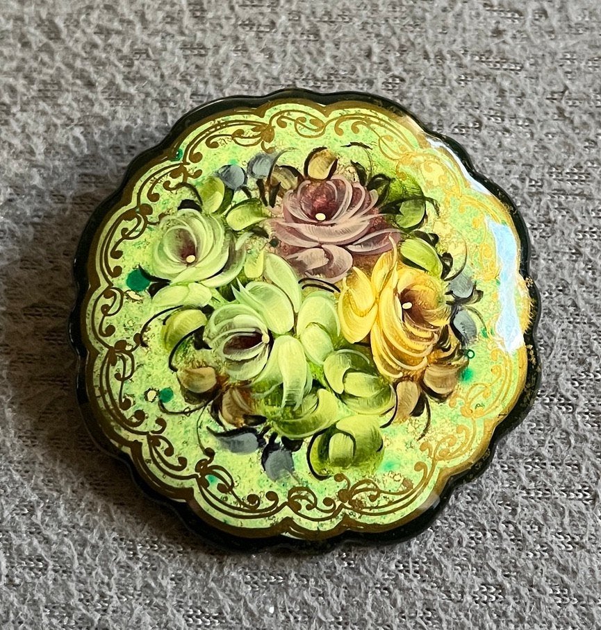 Broche met handgeschilderd bloemenversiering., Sieraden, Tassen en Uiterlijk, Ophalen of Verzenden, Zo goed als nieuw, Zilver