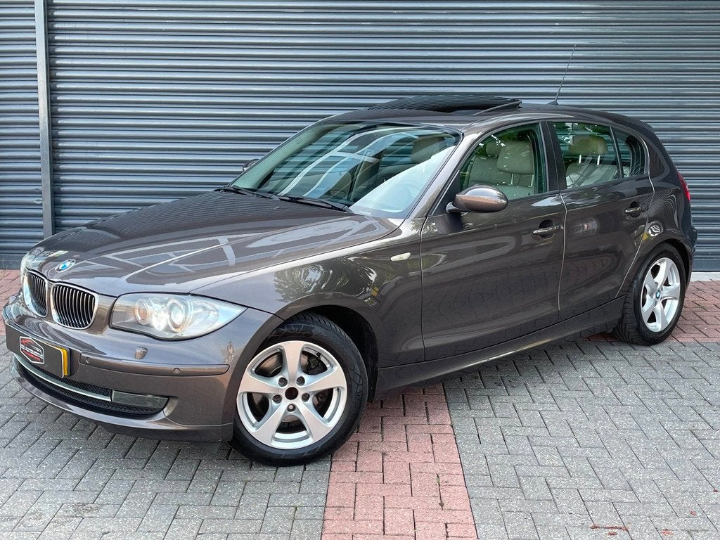 BMW 1-serie 120i Automaat | Schuifdak | Memory | Leder | Nav, Achterwielaandrijving, 1295 kg, 4 cilinders, Grijs