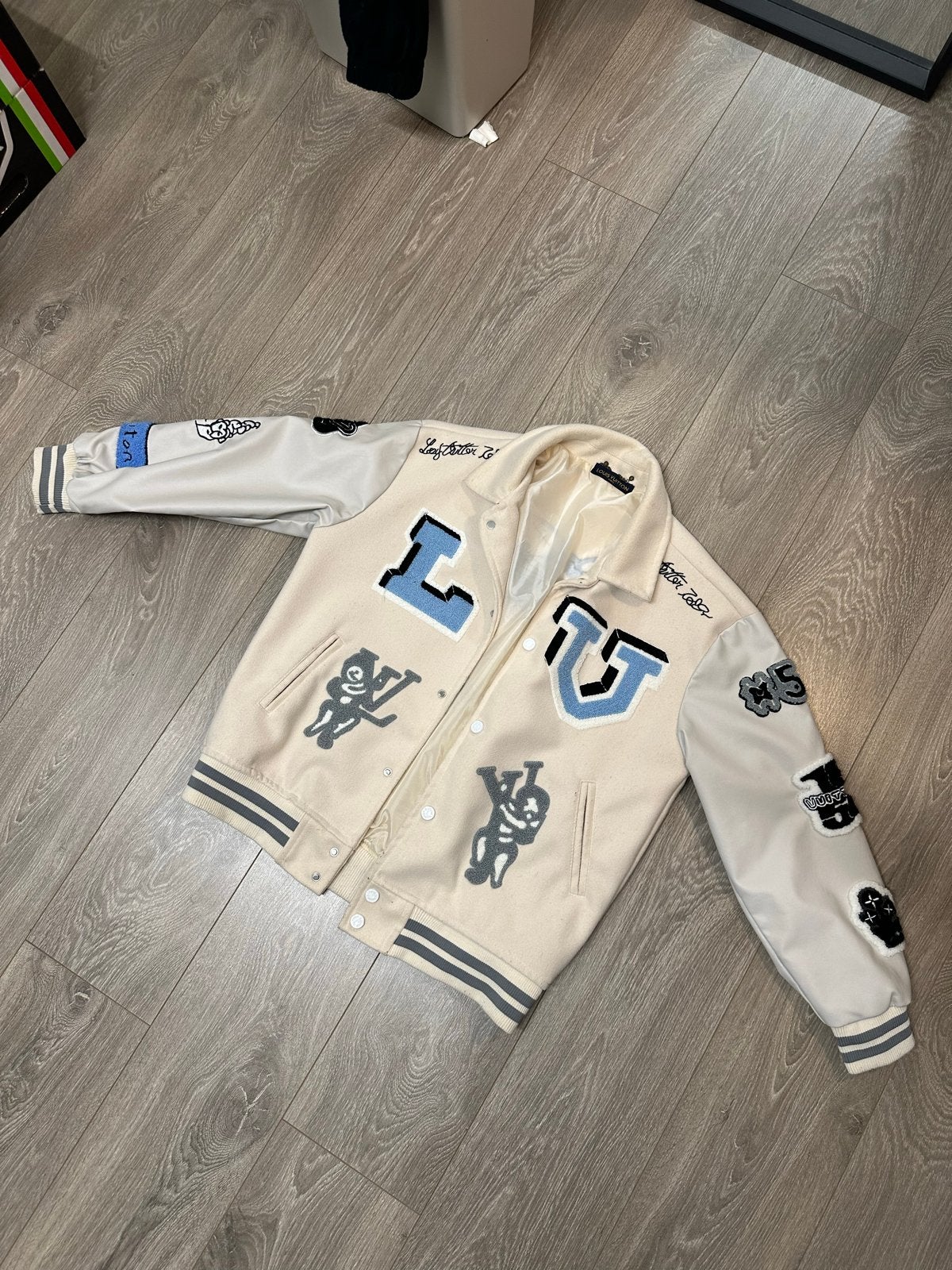 Louis Vuitton "Bugs Bunny" Varsity Jacket - Maat M, Kleding | Heren, Jassen | Zomer, Ophalen of Verzenden, Zo goed als nieuw, Maat 48/50 (M)