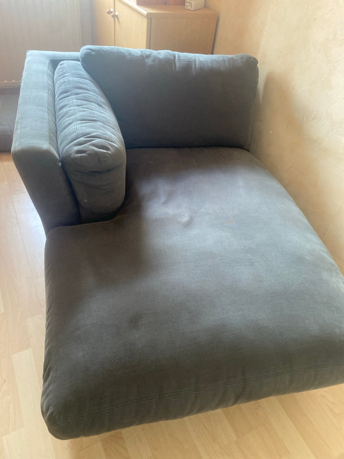 Comfortabele bankje met 4 poten en 4 kussens, Huis en Inrichting, Ophalen, Gebruikt, Driepersoons, 75 tot 100 cm