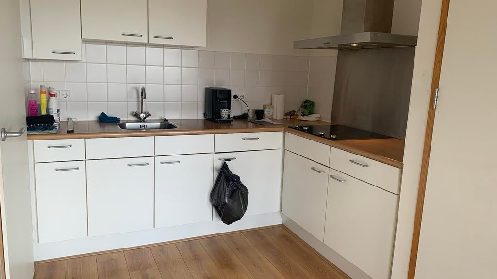 Gratis Moderne witte hoekkeuken met houten blad en afzuigkap, Ophalen, Gebruikt, Wit, Hoekkeuken
