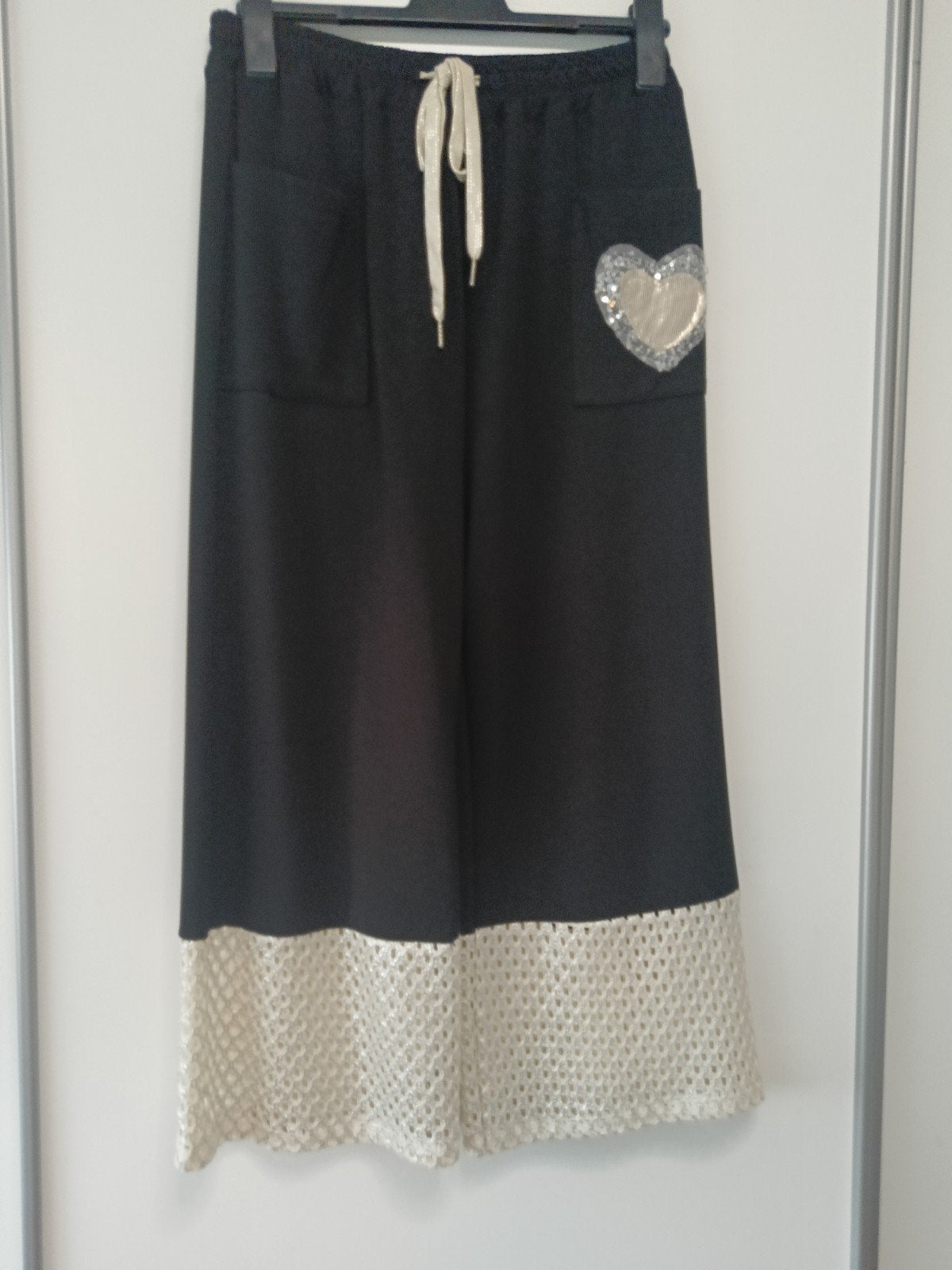 Moderne Zwarte Broek met Gehaakte Pijpen en Hartjes, Ophalen of Verzenden, Gedragen, Maat 42/44 (L), Zwart