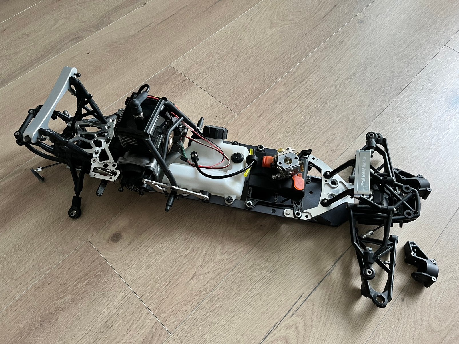 Te koop aangeboden HPI BAJA frame, accessoires + 26cc motor, Hobby en Vrije tijd, Modelbouw | Radiografisch | Auto's, Ophalen