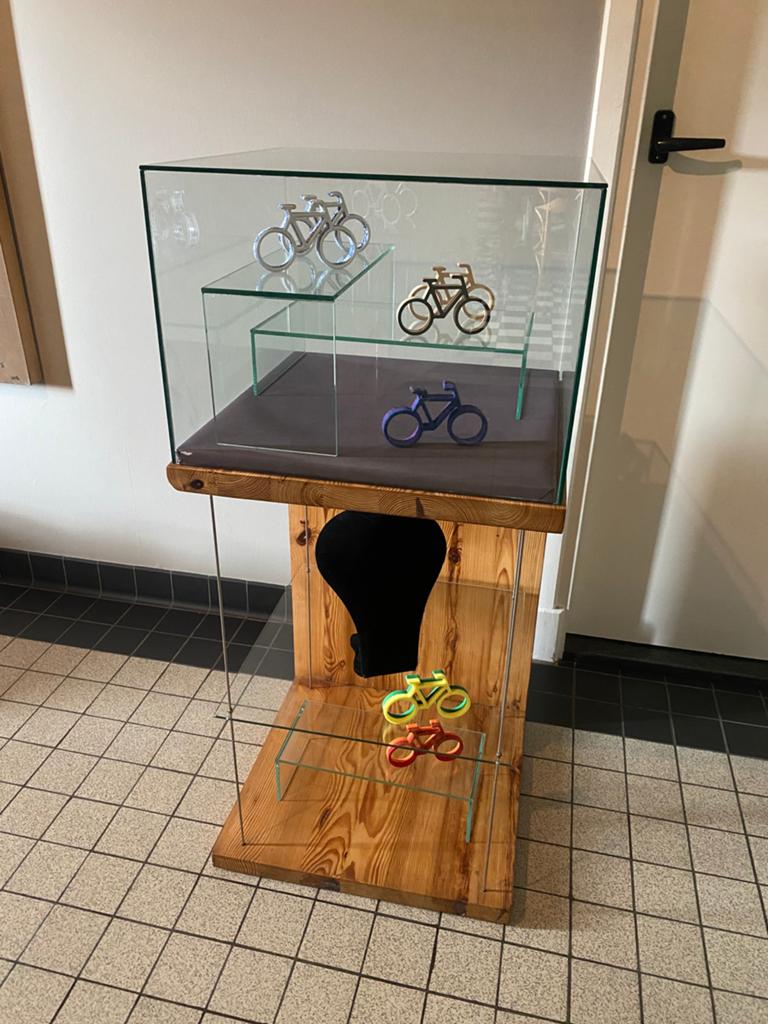 Vitrine 49*49*110 voor sieraden of verzameling, Ophalen, Zo goed als nieuw