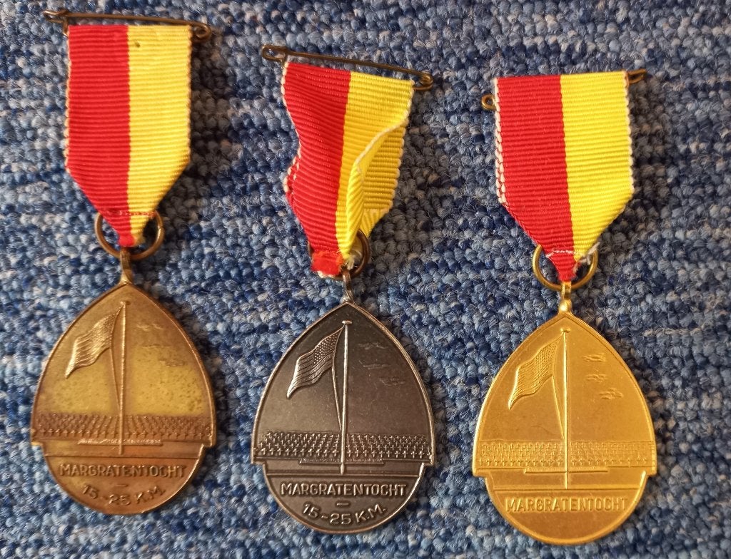 Medaille Margraten tocht Oorlogsbegraafplaats Goud Zilver en, Ophalen of Verzenden, Overige materialen