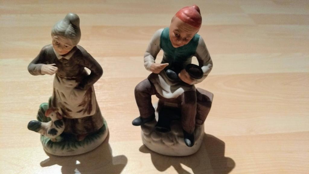 2 porseleinen beeldjes, boerin+schoenpoetser, Ophalen, Zo goed als nieuw