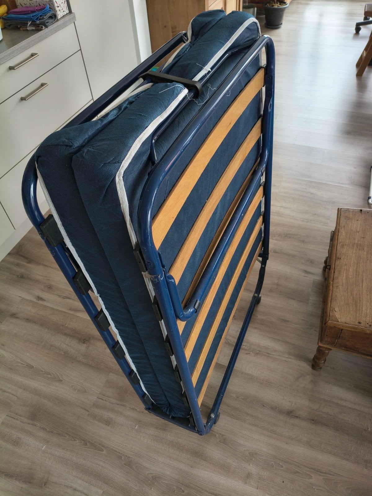 opklapbaar logeerbedikt, Ophalen, Eenpersoons, Blauw, Zo goed als nieuw