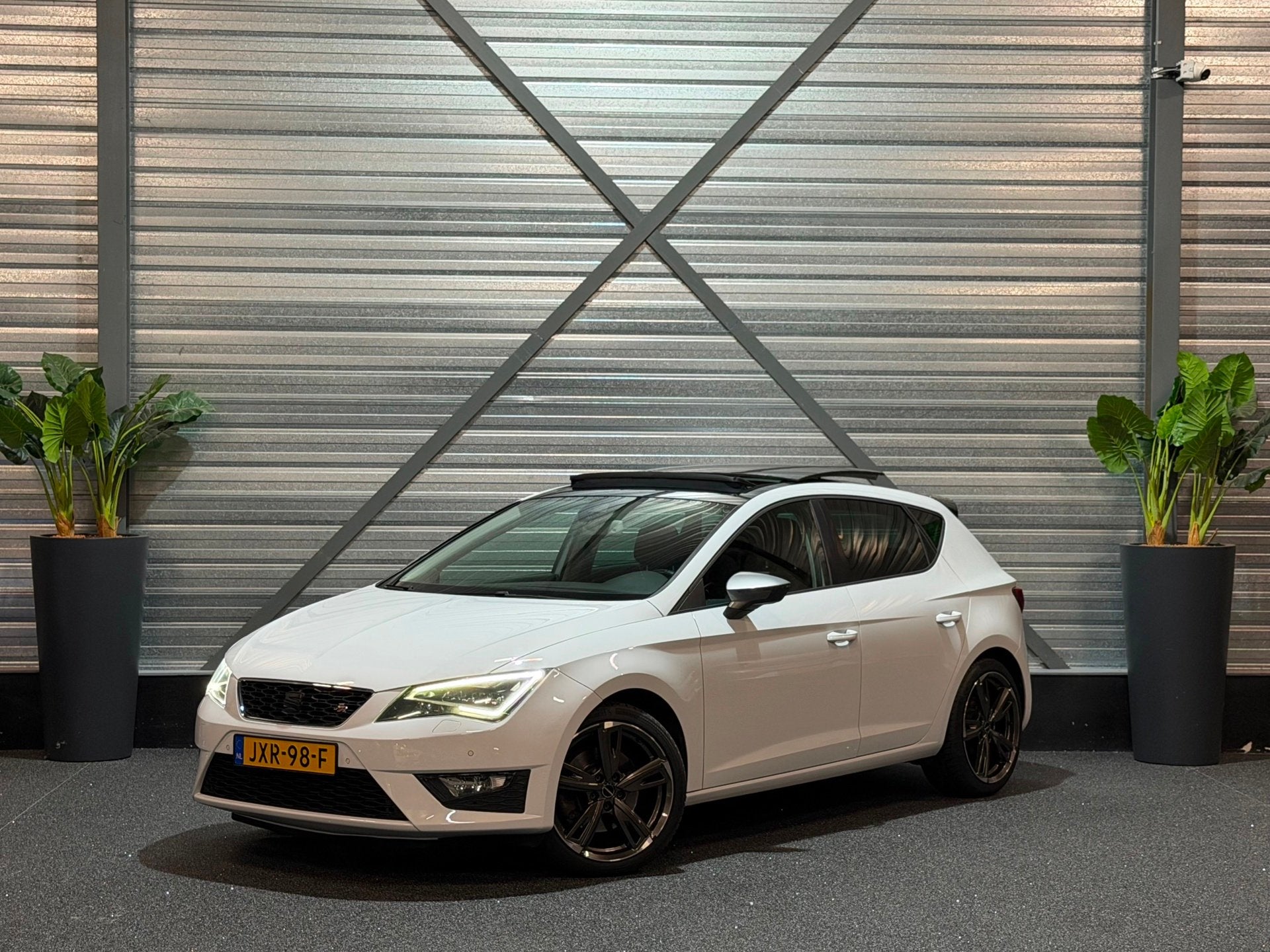 Seat LEON 1.8 TSI FR AUT/LED/NAVI/PANO/CRUISE/PDC/DCC/SEAT-S, Auto's, Gebruikt, 4 cilinders, Leon, Leder en Stof