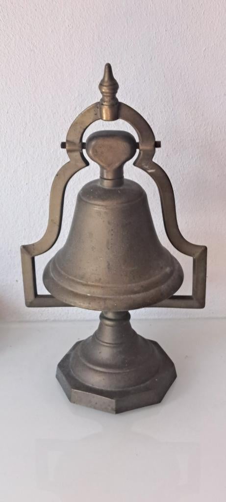 Antieke bronzen tafelbel met sierlijke standaard, Antiek en Kunst, Antiek | Koper en Brons, Ophalen of Verzenden, Brons