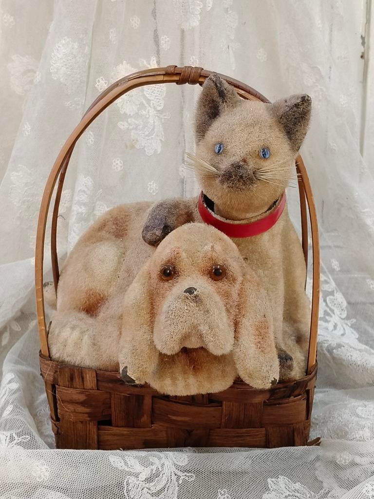 Oude hond en kat in mandje met beweegbare koppies, Antiek en Kunst, Ophalen of Verzenden