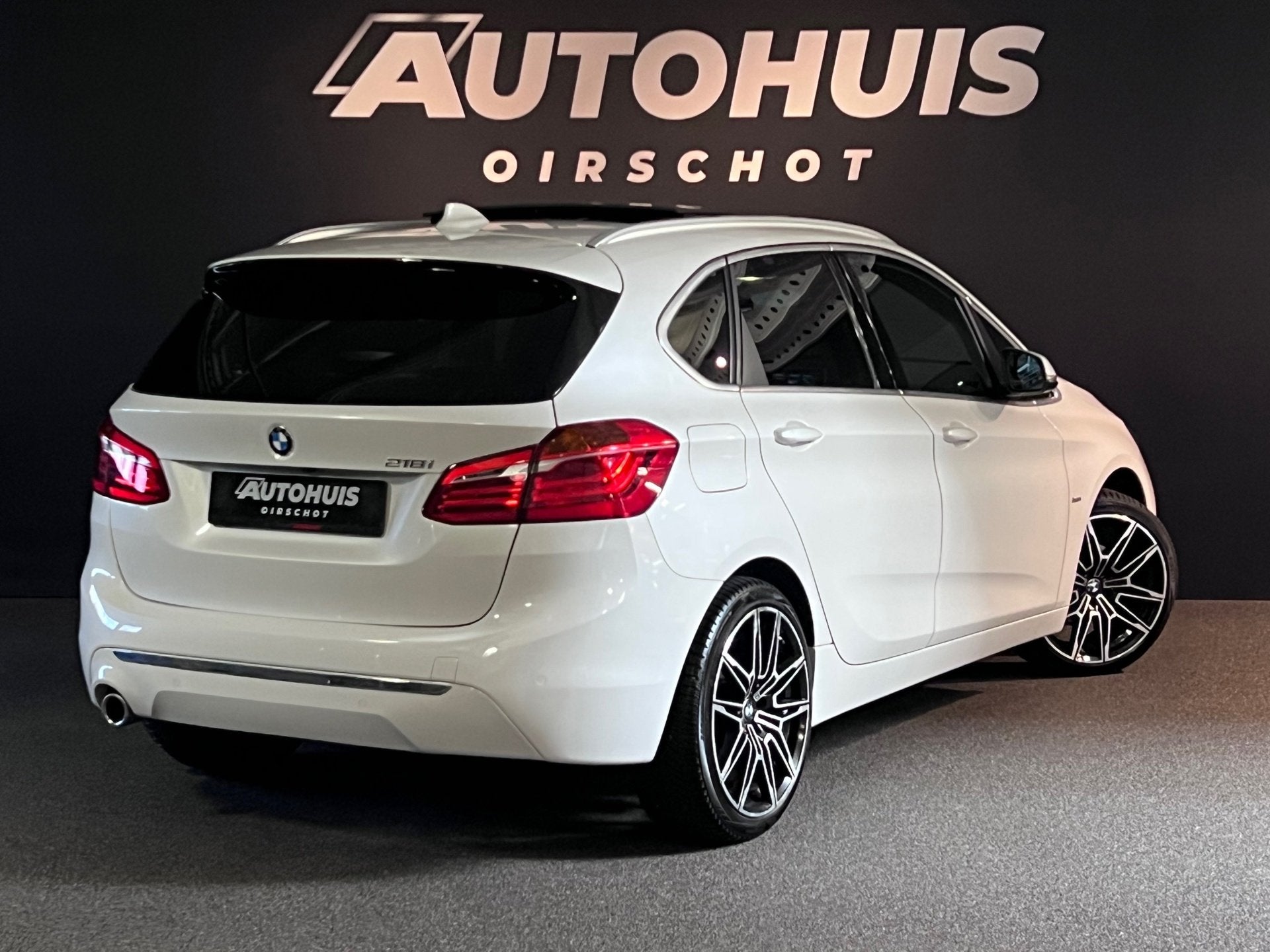 BMW 2-serie Active Tourer 218i High Executive Launch Edition, Auto's, Dealer onderhouden, Gebruikt, Euro 6, Wit
