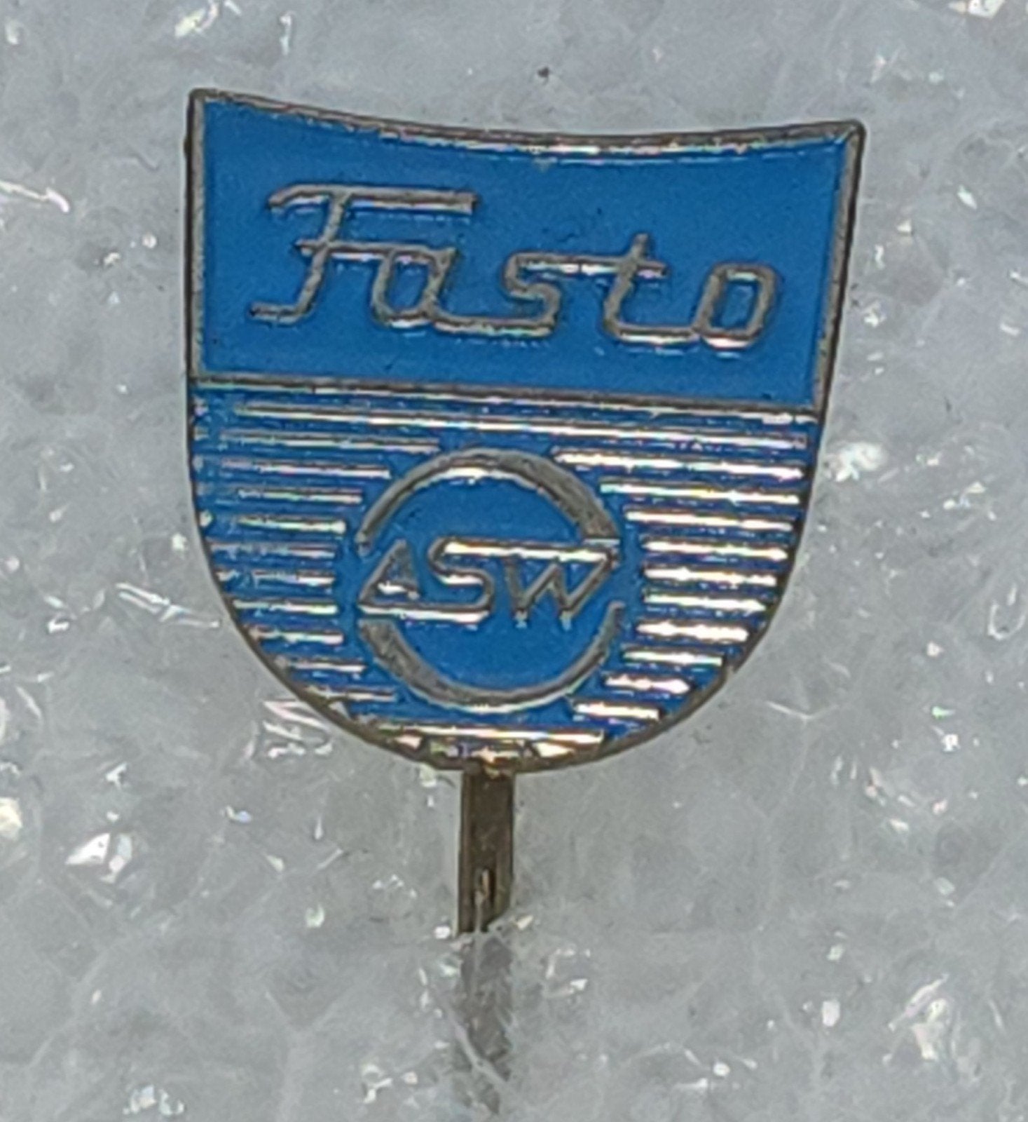 Vintage Speldje Fasto Geisers - Verzamelobject, Ophalen of Verzenden, Gebruikt, Overige onderwerpen, Speldje of Pin