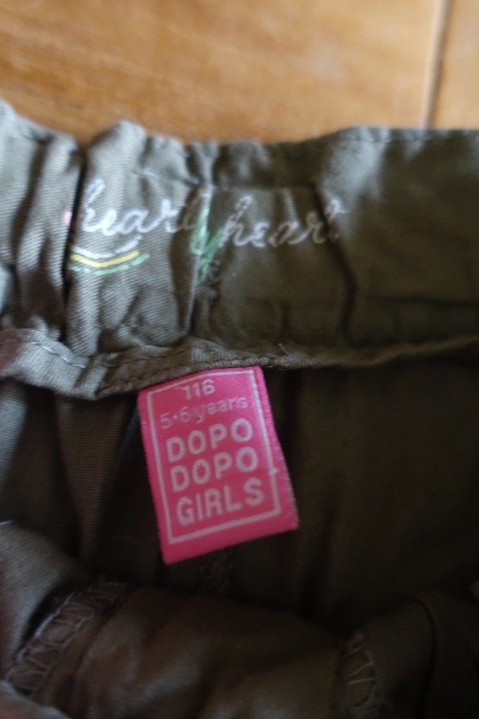 nieuw - kaki groen broekje van Dopodopo girls maat 116, Broek, Meisje, Nieuw, Ophalen of Verzenden