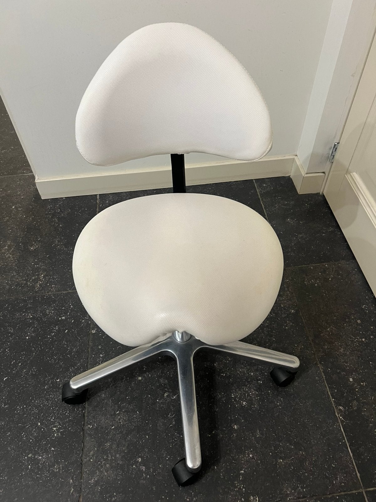 Witte ergonomische bureastoel / zadelkruk met leuning, Ophalen, Wit, Zo goed als nieuw, Bureaukruk