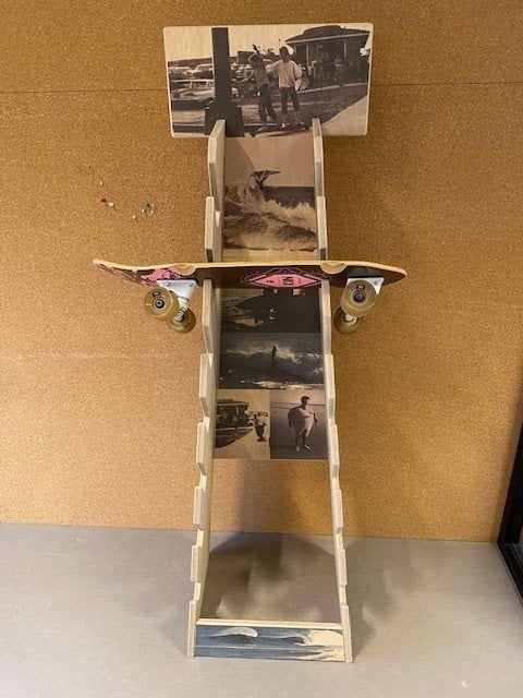 Skateboard display rack met retro surf afbeeldingen, Ophalen, Info@customhoutwerk.nl, Nieuw, Skateboard