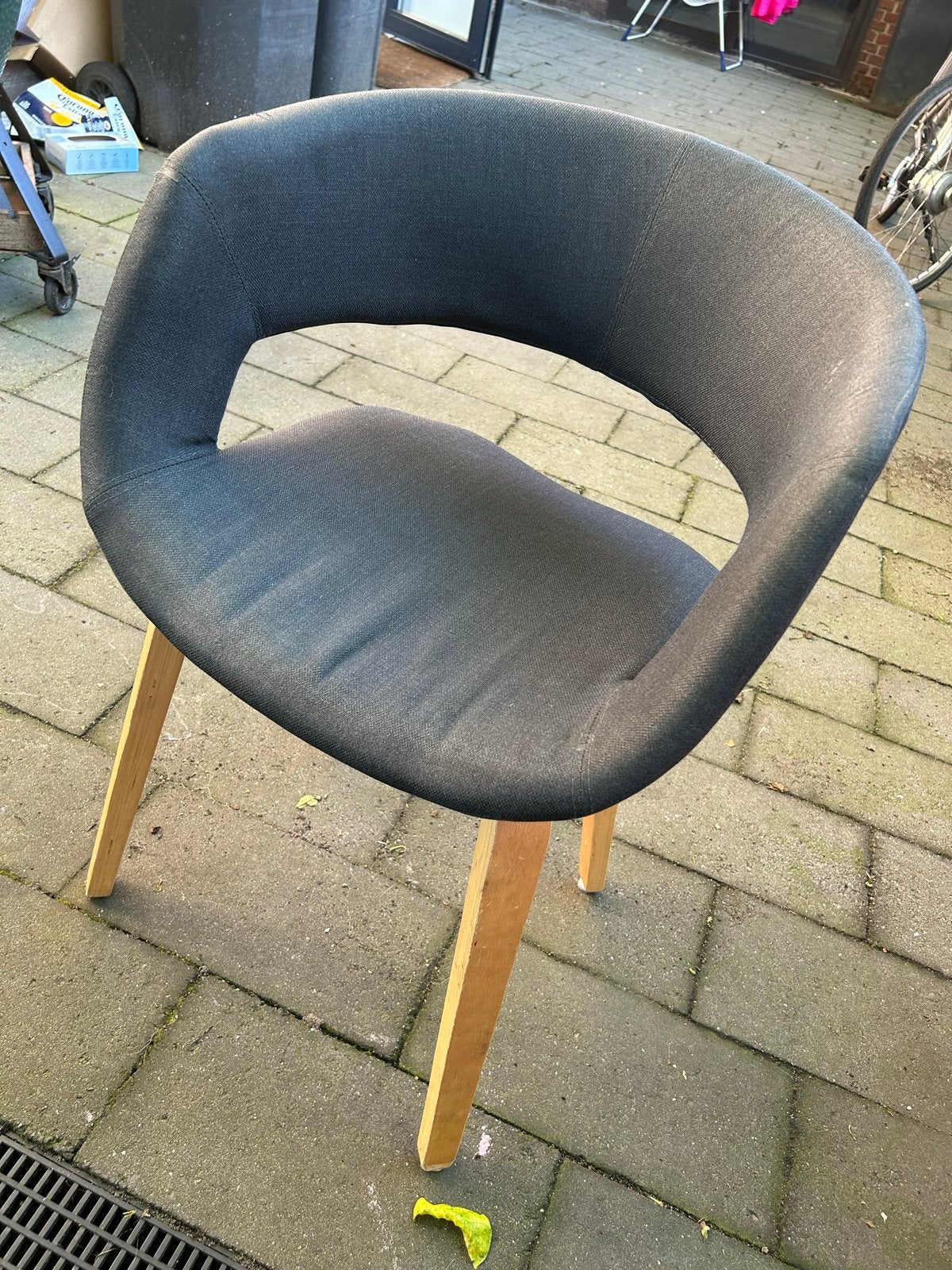 3x Comfortabele grijze stoel met houten poten, Ophalen, Gebruikt, Twee, Grijs