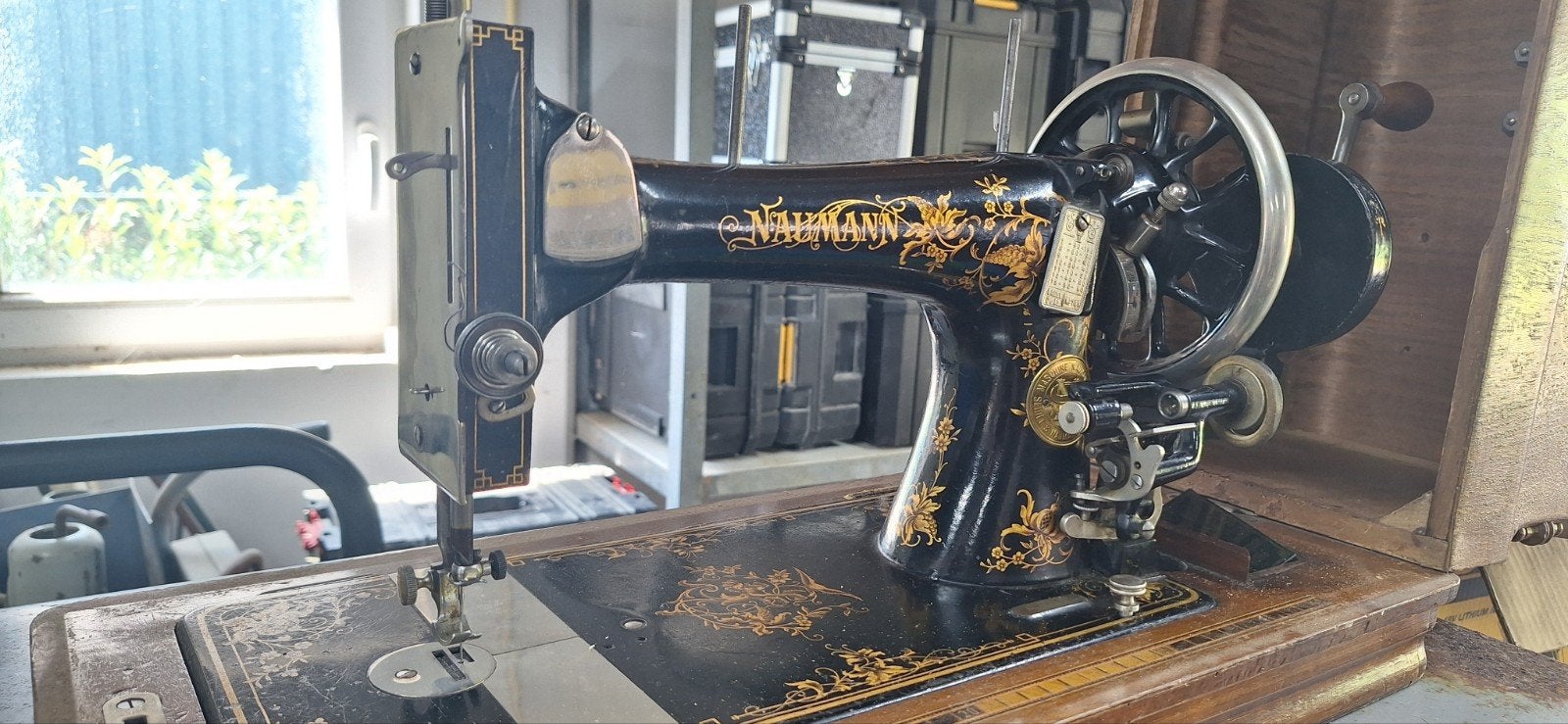 Antieke Naumann naaimachine met houten koffer, Ophalen