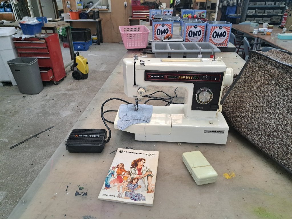 Lewenstein Naaimachine met handleiding en accessoires, Ophalen, Gebruikt, Naaimachine, Lewenstein