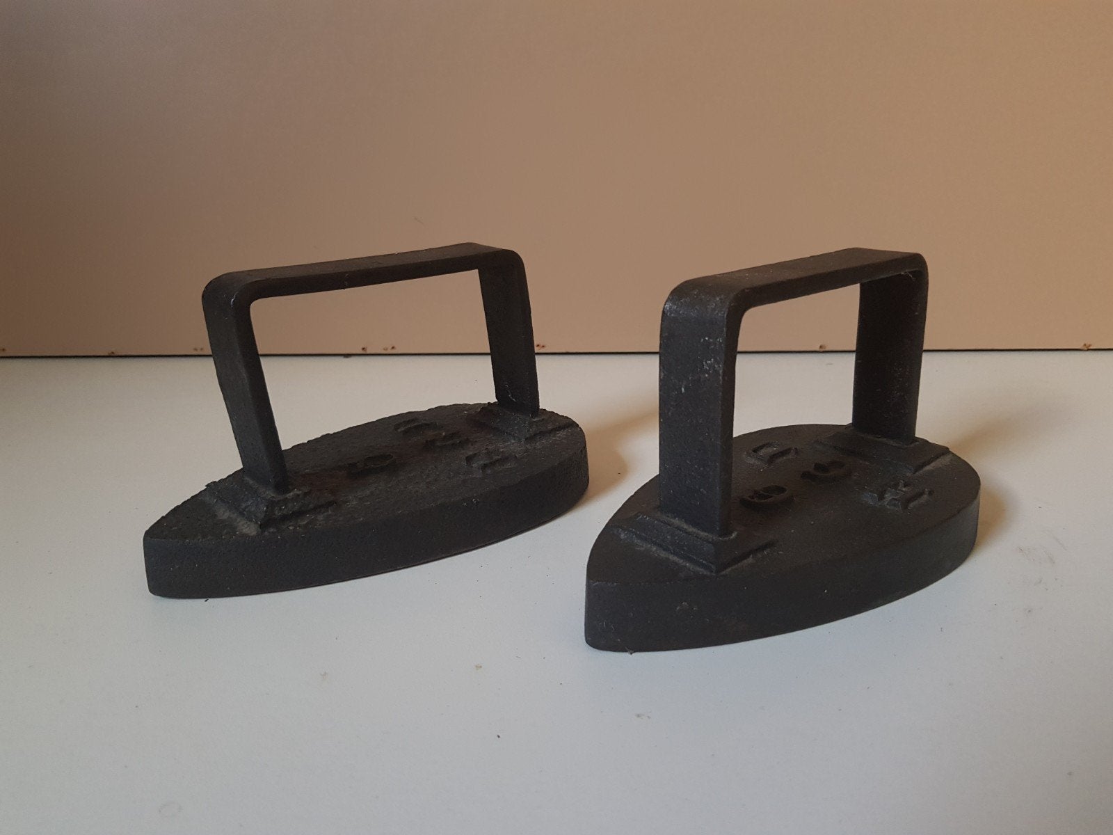 massief strijkijzer 2 stuks antiek, Antiek en Kunst, Ophalen of Verzenden