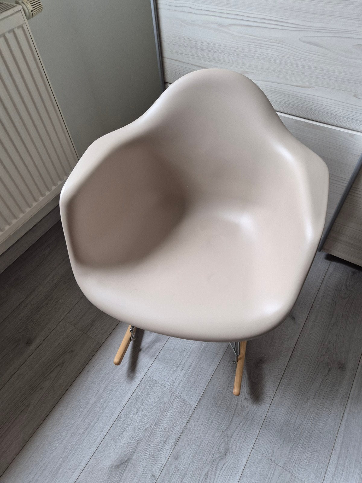 Schommelstoel Eames stijl - Beige, Huis en Inrichting, Zo goed als nieuw, Eén, Eames stijl, Modern, Ophalen