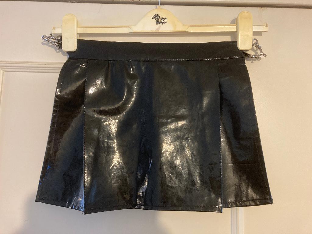 Kinky zwarte lakleren korte rok open zijkant, maat XS, Kleding | Dames, Ondergoed en Lingerie, Verzenden, Zwart, Overige typen