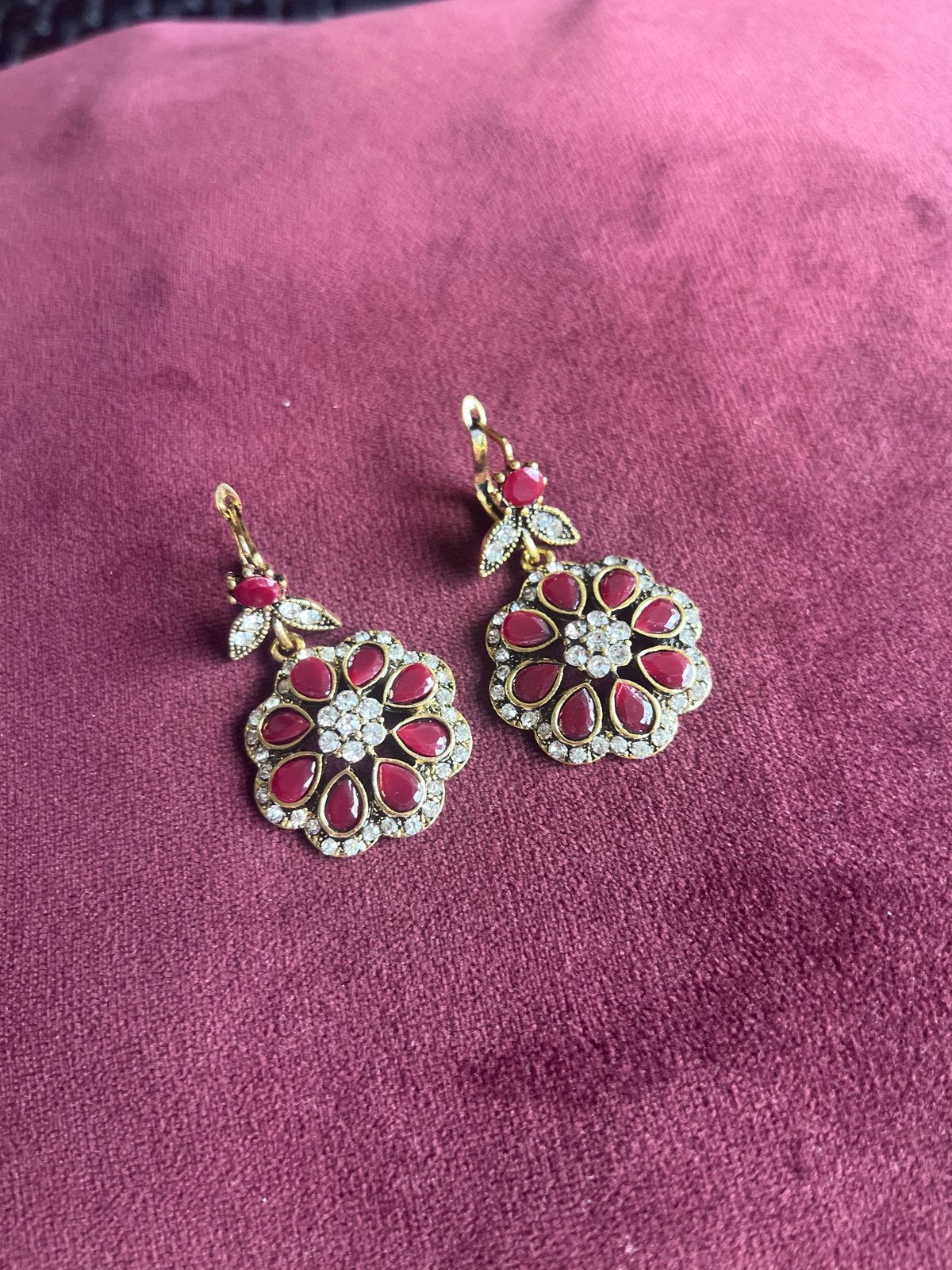 Elegante oorbellen met rode stenen en strass, Sieraden, Tassen en Uiterlijk, Overige materialen, Ophalen of Verzenden, Rood, Met strass