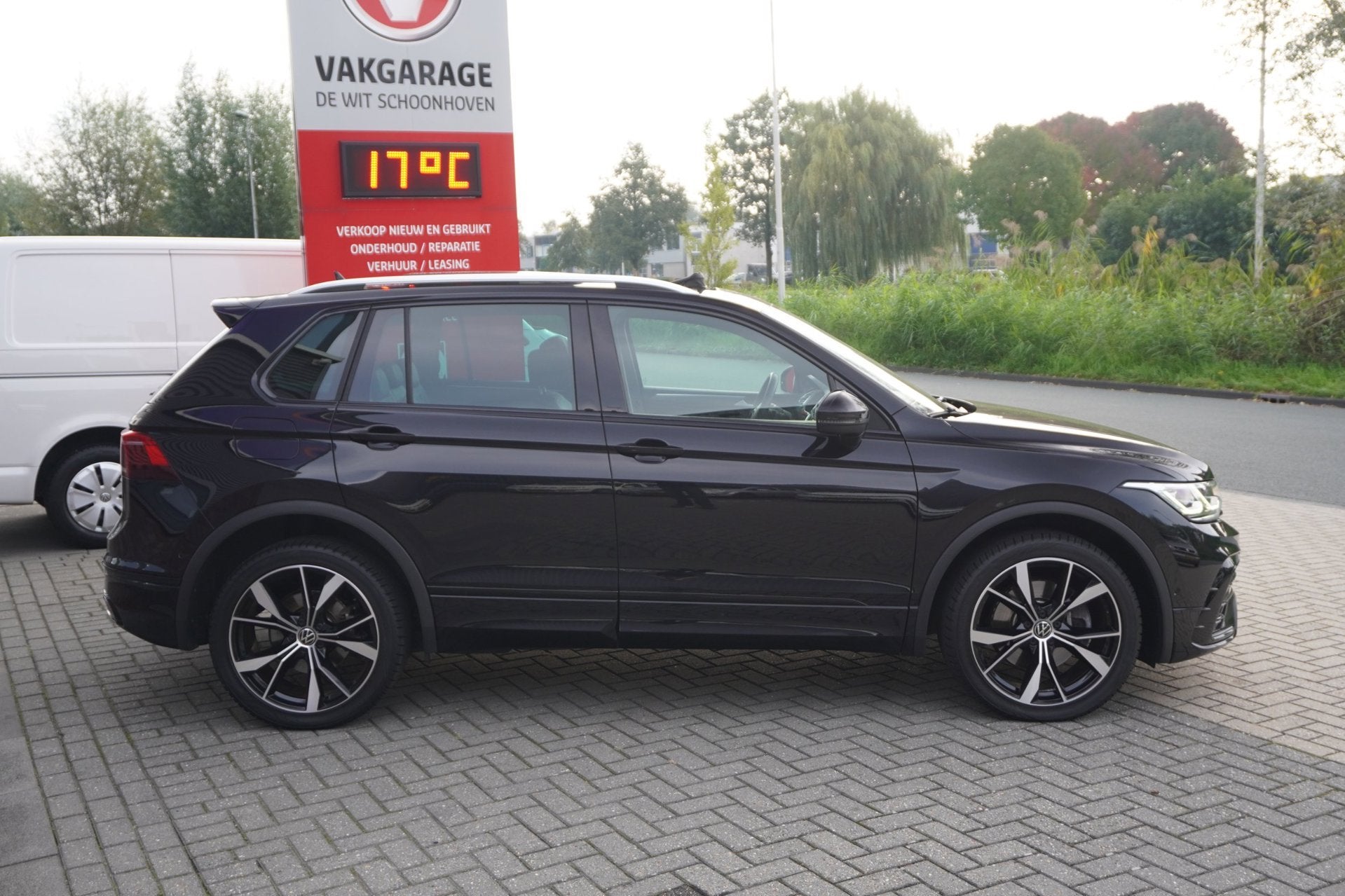 Volkswagen Tiguan 1.4 TSI eHybrid R-Line Business / ACC / Pa, 1716 kg, 4 cilinders, 150 pk, Zwart