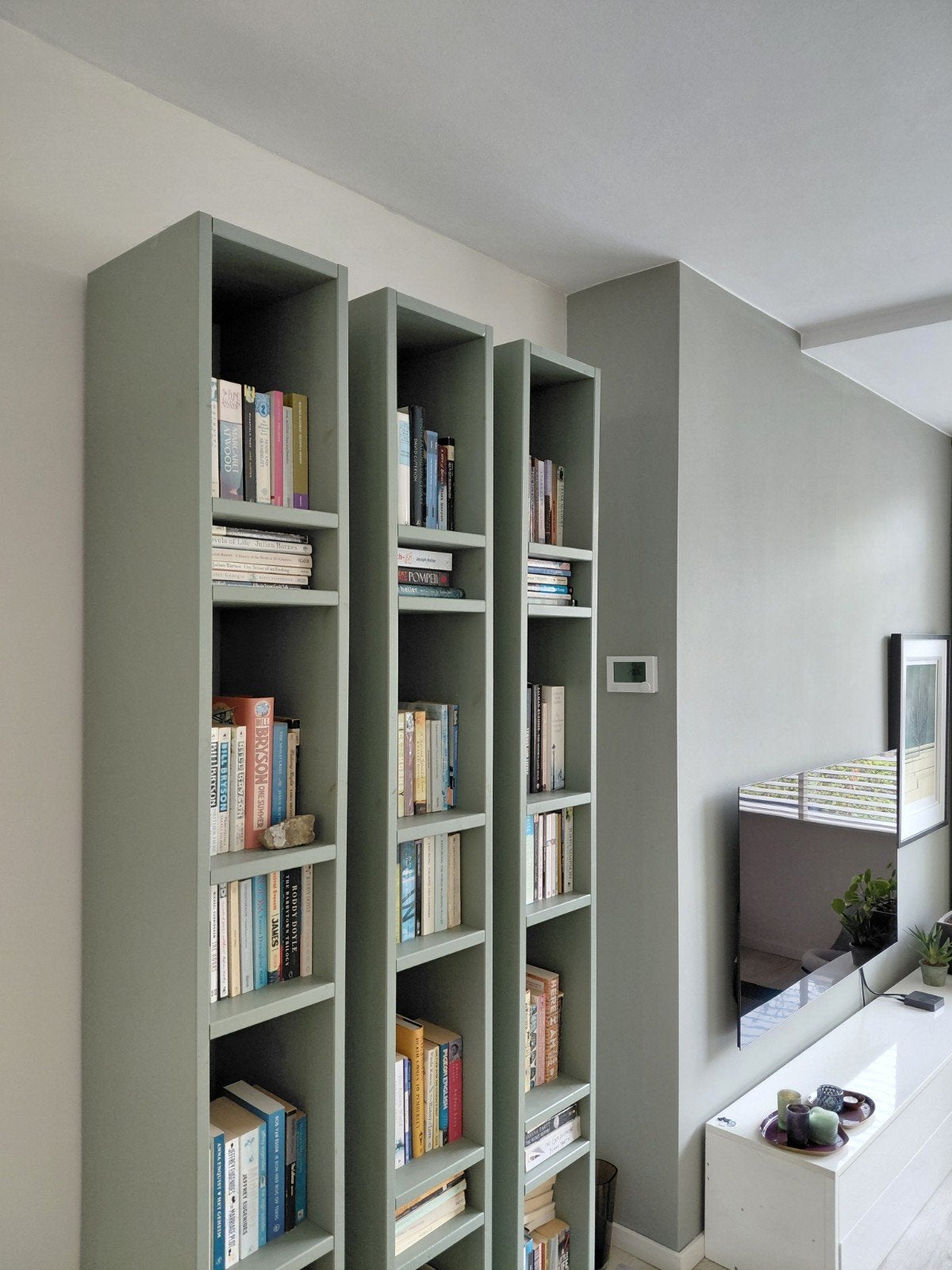 2x vtwonen grijsgroene boekenkasten van echt hout, Ophalen, Met plank(en), Gebruikt, Modern, Scandinavisch